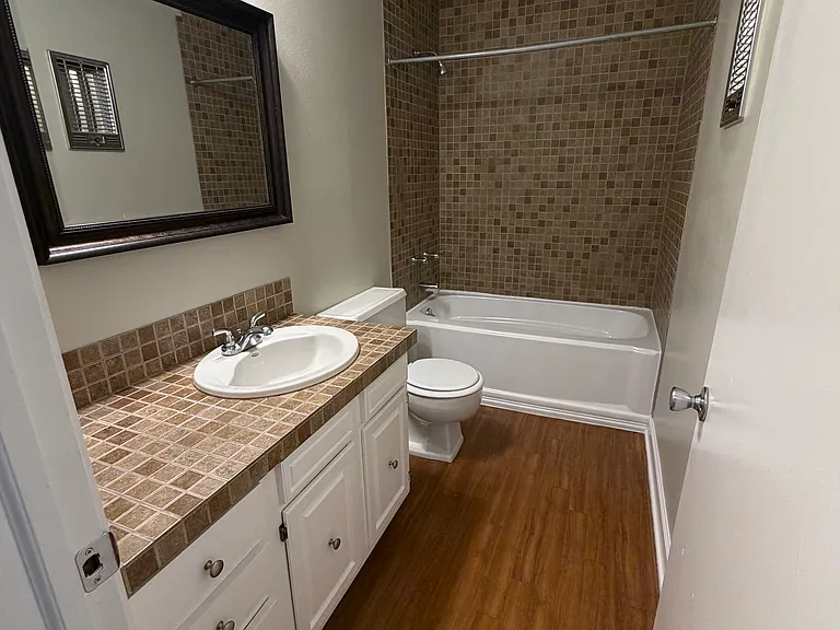 1300 Cardinal Dr #G — Photo 6