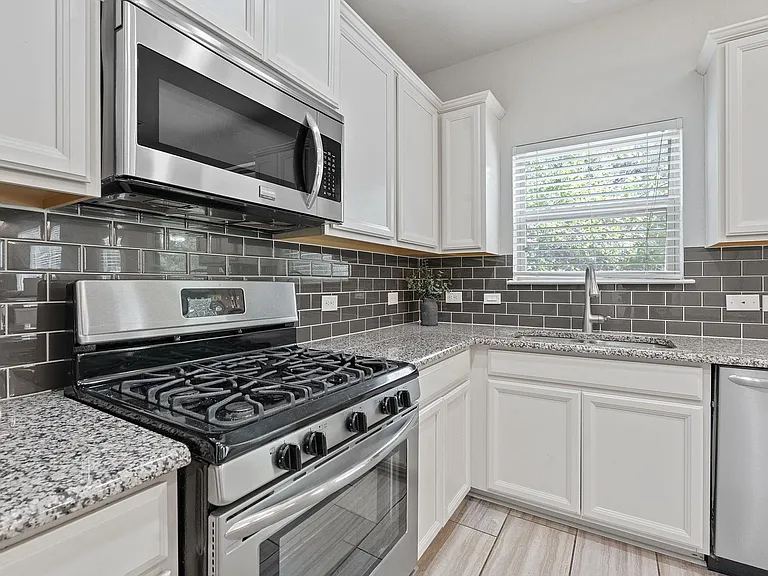 307 Parkside Dr — Photo 16