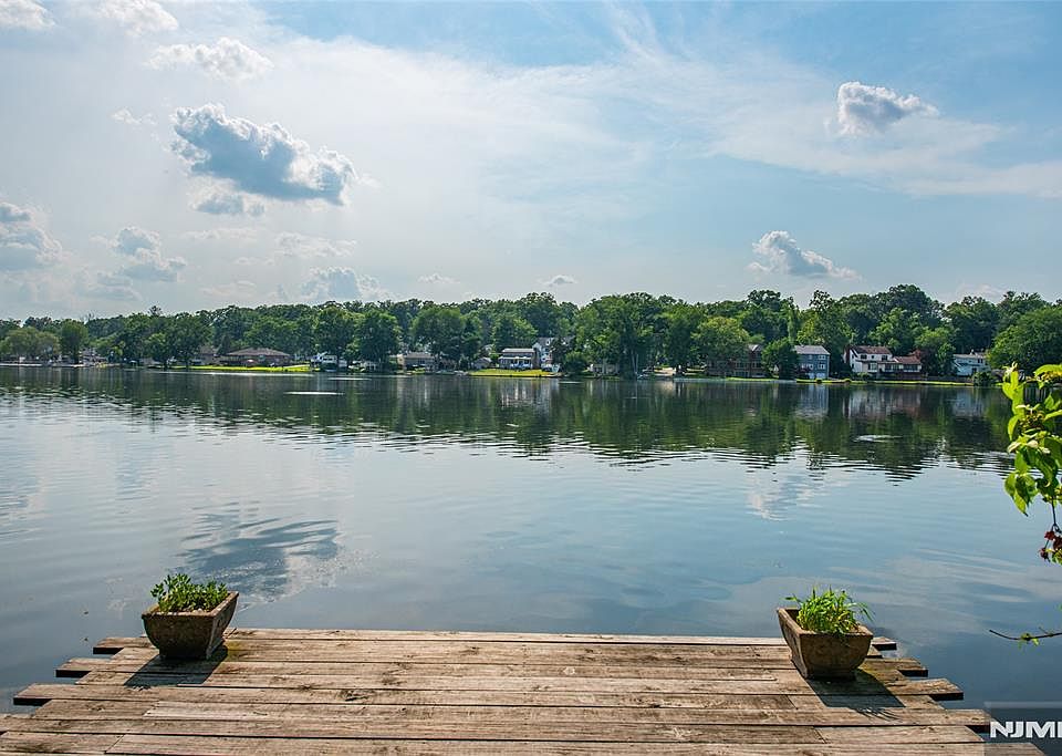 1st image of 77 Lake Dr E