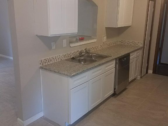 Kitchen (2nd angle)