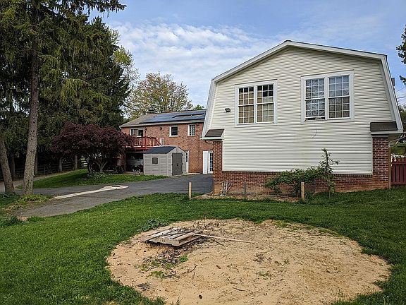 Side of garage/garden/pool spot