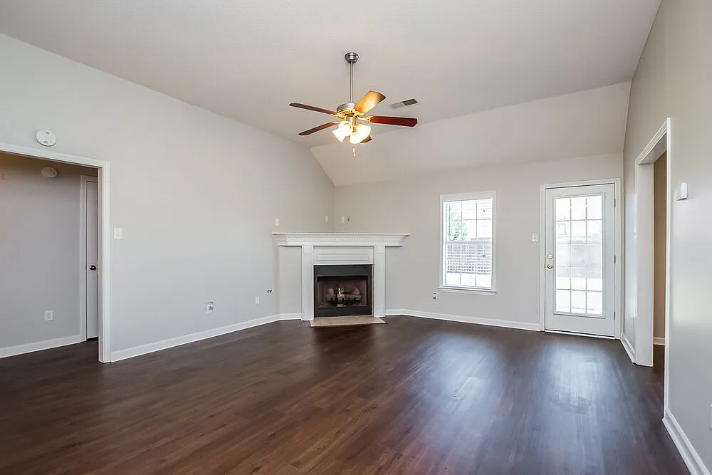 3 bed, 2.0 bath, 1510 sqft, $1,795 — Photo 3