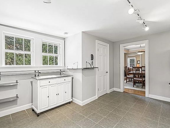 5th image of 14 Schouler Ct