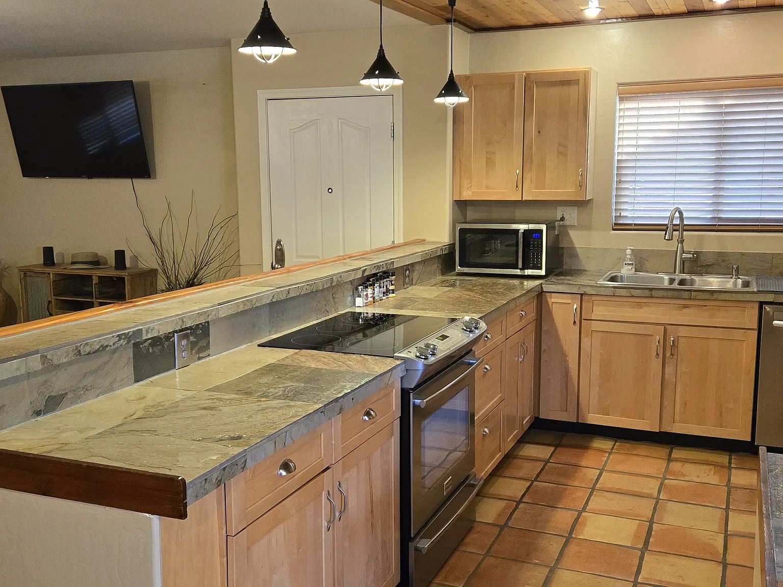 3 bed, 1875 sqft, $2,600 — Photo 3
