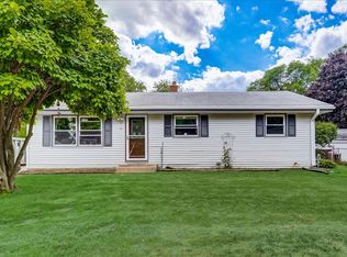 127 Sunset Dr, Pewaukee, WI 53072