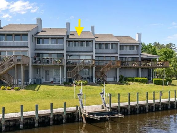 Dedicated boat lift for easy quick rides to downtown New Bern, the New Bern Country Club, Brice's Creek, Riverbend, or Fairfield Harbor.