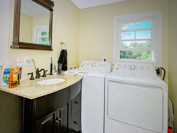 3rd image of 5463 Arthur Kill Rd #1