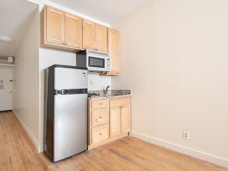 2nd image of 161 Prince St APT 4