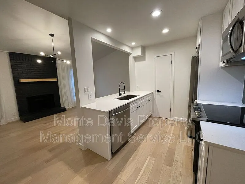 2 bed, 2.0 bath, 976 sqft, $1,900 — Photo 3