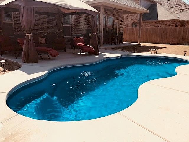 1st image of 608 Ravenwood Dr
