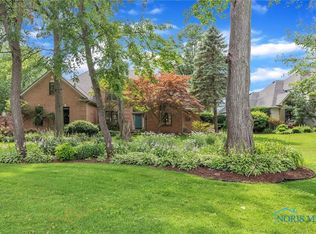 638 Saint Annes Dr, Holland, OH 43528