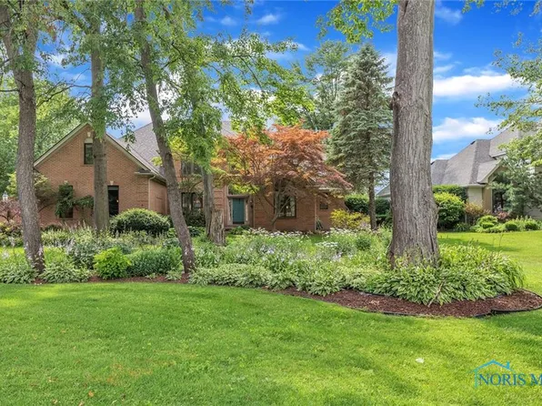 638 Saint Annes Dr, Holland, OH 43528