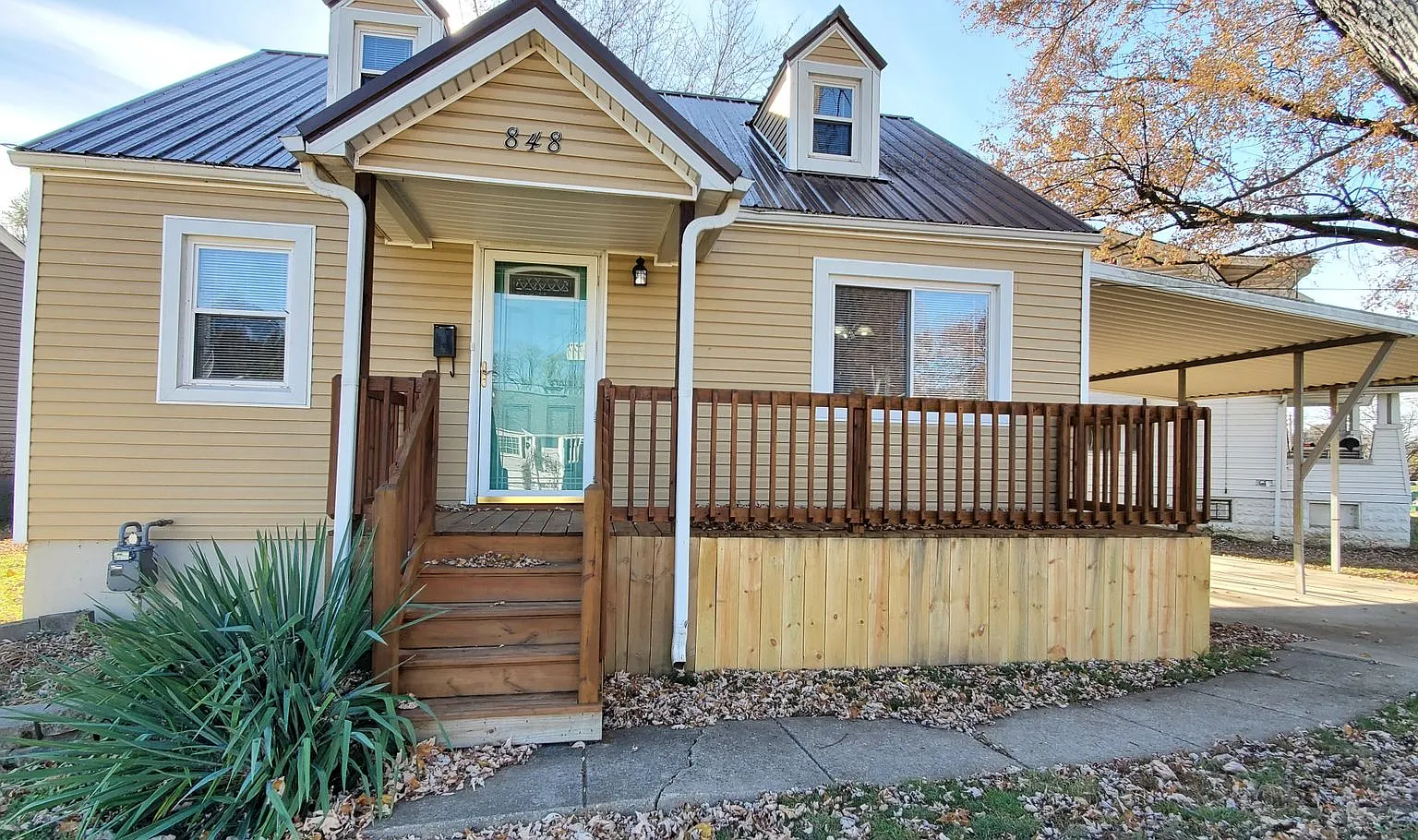 CLEAN and Updated Dollhouse! 3 Bedrooms, ~2 Bathrooms, Redone Hardwood Floors, 2 Car Carport, Bas... — Photo 4