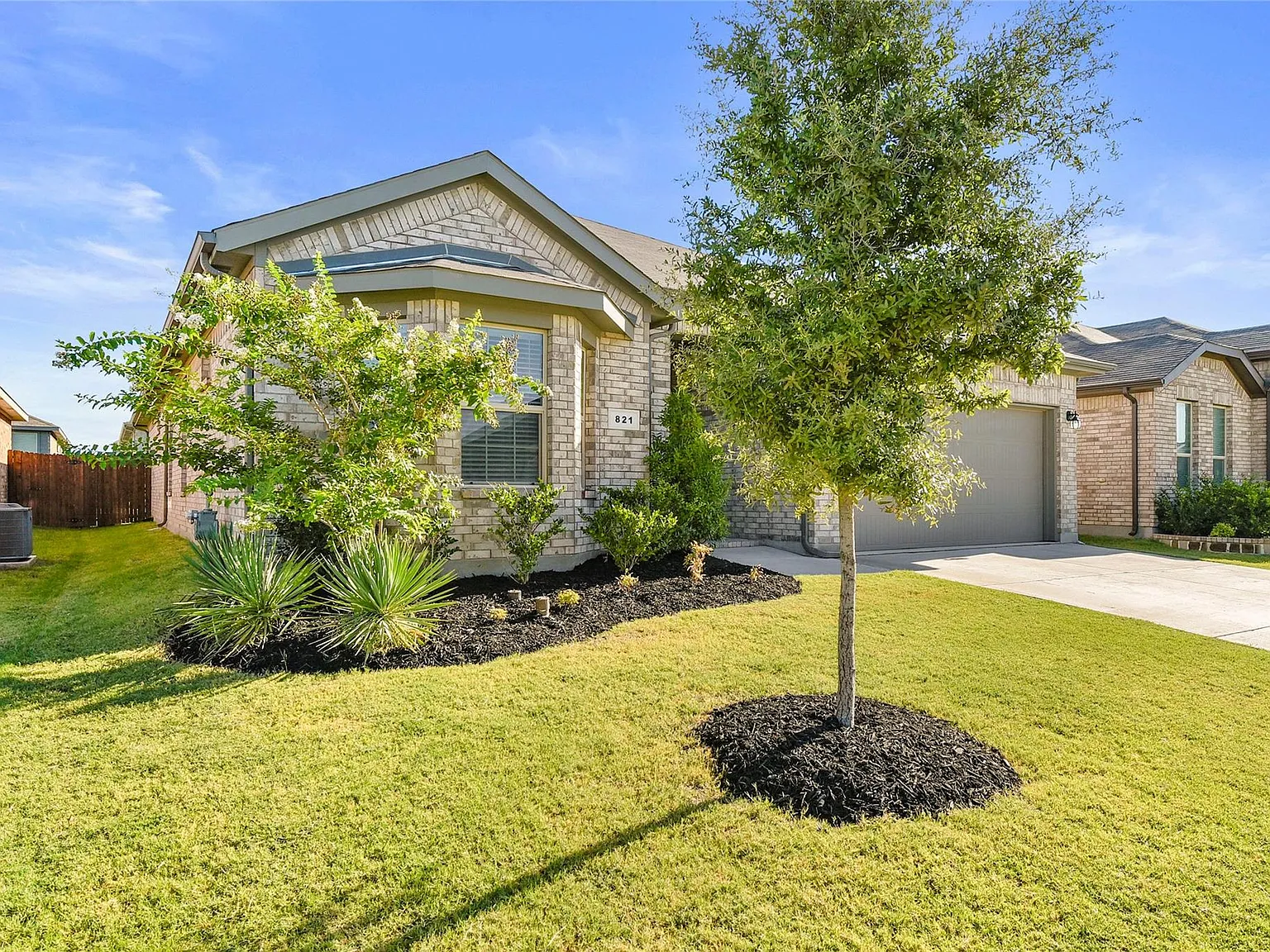 4 bed, 2100 sqft, $2,550 — Photo 2
