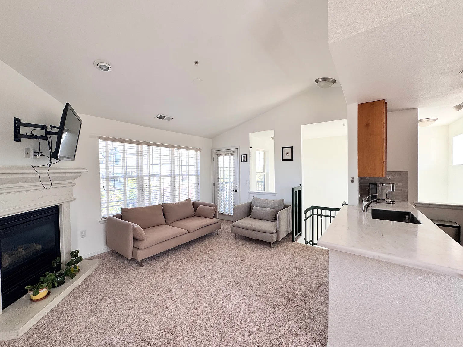 2 bed, 1.5 bath, 949 sqft, $1,900 — Photo 3