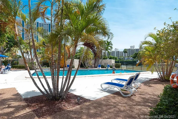 210 Seaview Dr