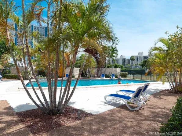 210 Seaview Dr, Key Biscayne, FL