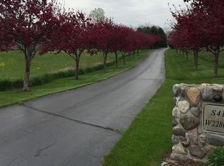 S41W22863 Sommers Hills Dr, Waukesha, WI 53189
