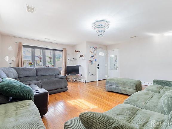 4th image of 100 Washington Rd
