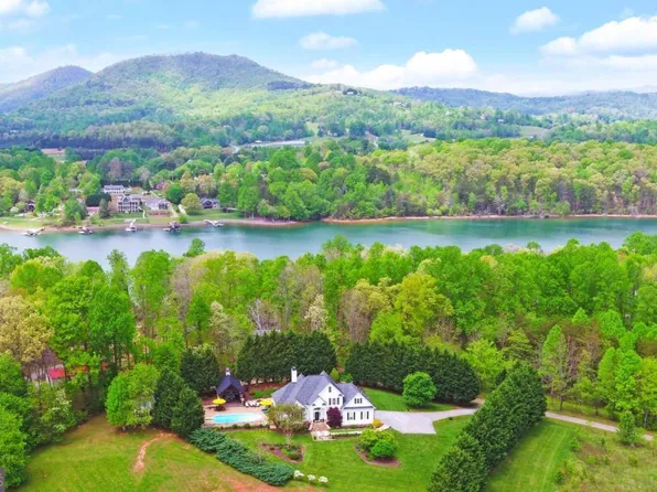 3267 Holland Dr, Young Harris, GA 30582