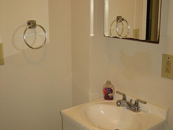 Clean and neat bathroom.