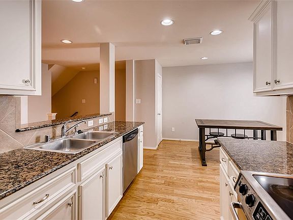 2nd image of 926 W Heights Hollow Ln