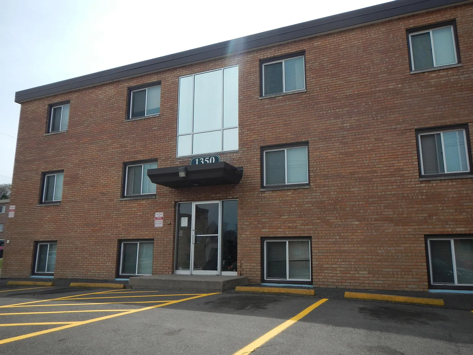 Hyde Park Apartments — Photo 2