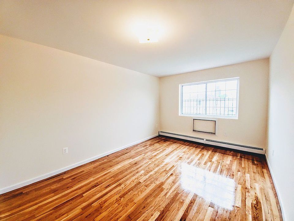 2nd image of 812 E 219th St #3RR