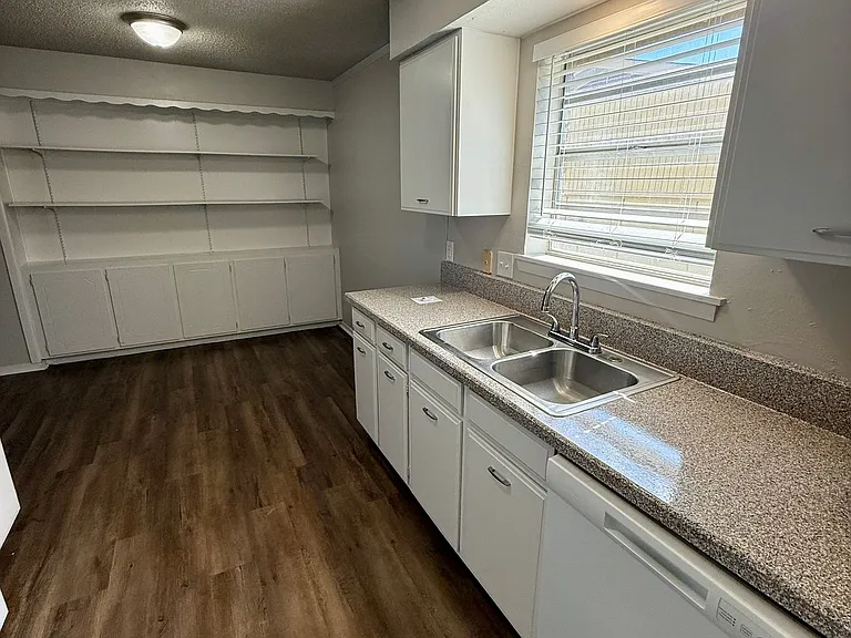 3610 Robinhood Dr — Photo 10