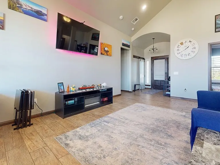 373 NE Sanders Dr — Photo 2