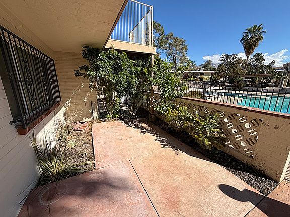 3rd image of 5901 N Oracle Rd