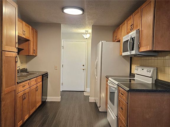 3rd image of 27-3 Great Wood Ct #8