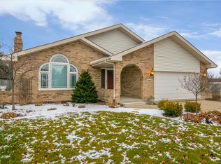 1004 Erins Glen Dr, Joliet, IL 60431