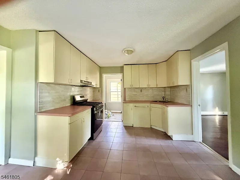 3 bed, 1.0 bath, $2,800 — Photo 4