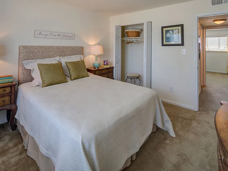 Emerald Point Apartments & Townhomes — Photo 15