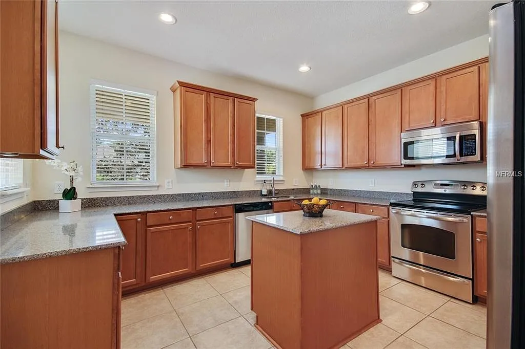 4 bed, 1970 sqft, $3,100 — Photo 2