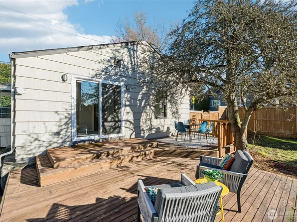 9059 3rd Avenue NW, Seattle, WA 98117