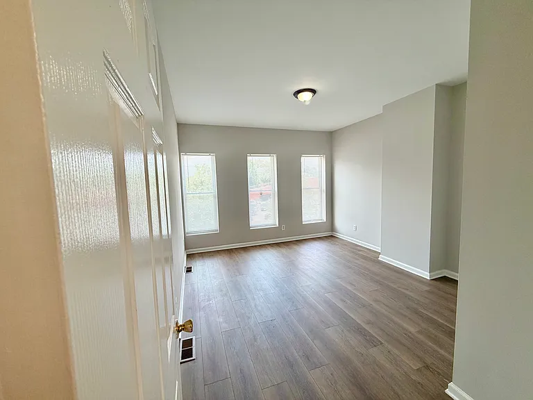 421 E Preston St — Photo 7