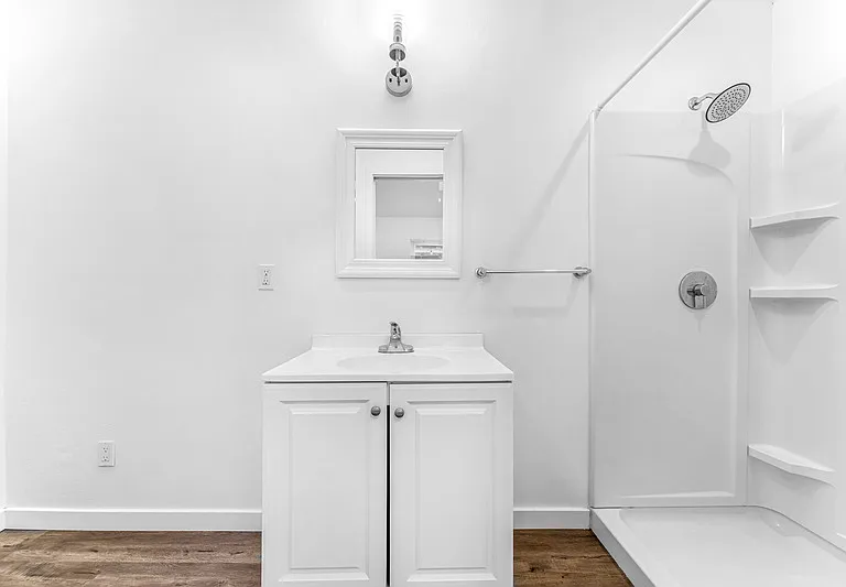 422 N Batavia St — Photo 20