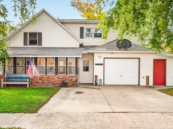 110 Clark Ave, Larimore, ND 58251