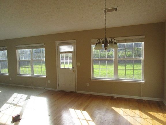 3rd image of 20 Oakwood Dr