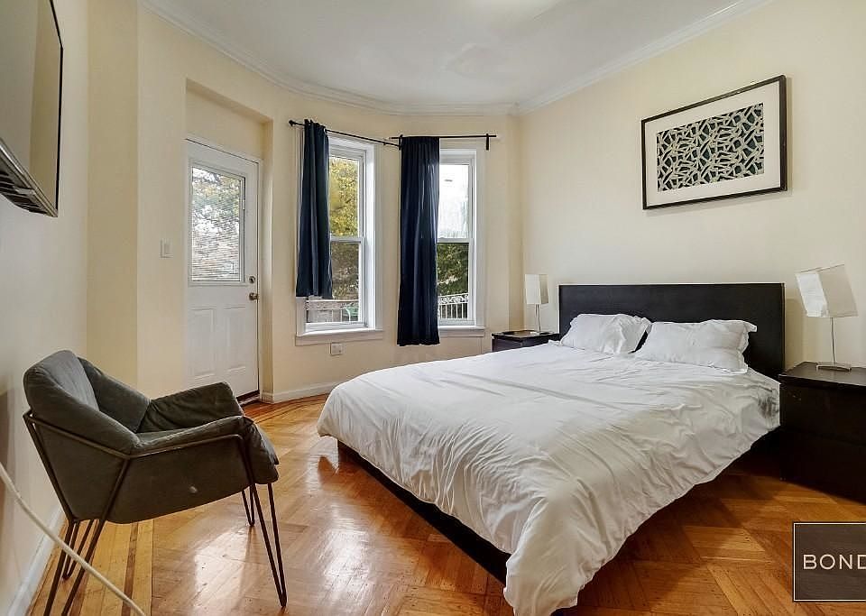1st image of 267 E 32nd St #1