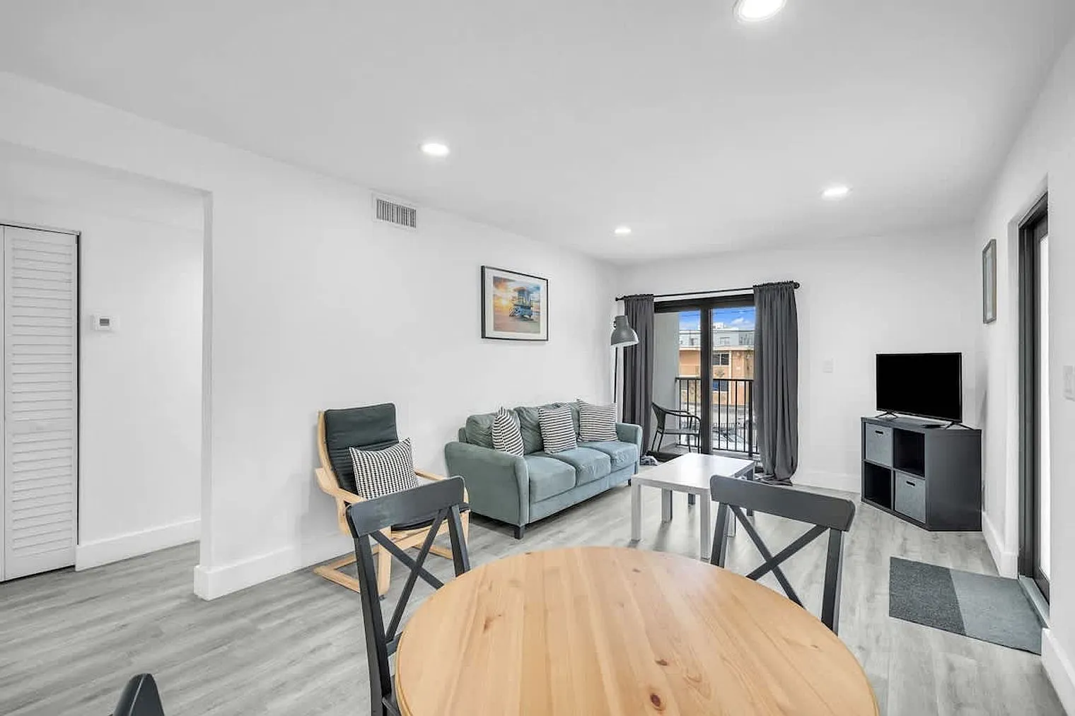 2 bed, 1.0 bath, 796 sqft, $3,204 — Photo 3