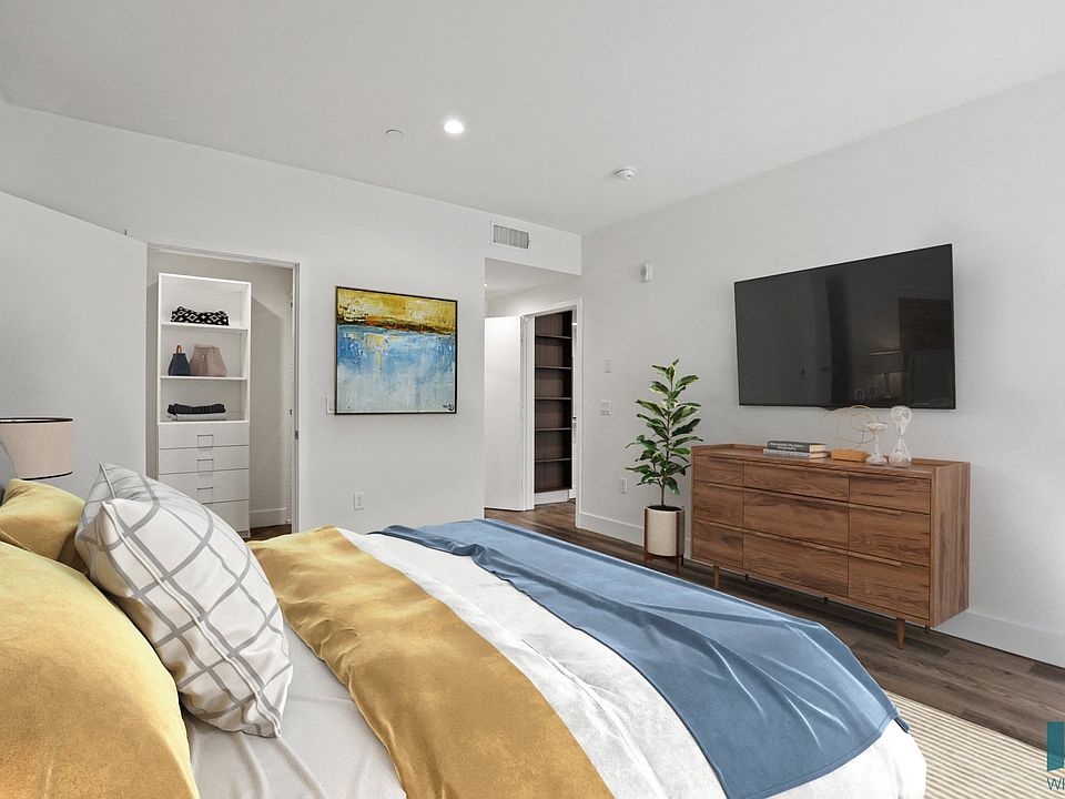 Bedroom with Walk-In Closet with Built-In Organizers