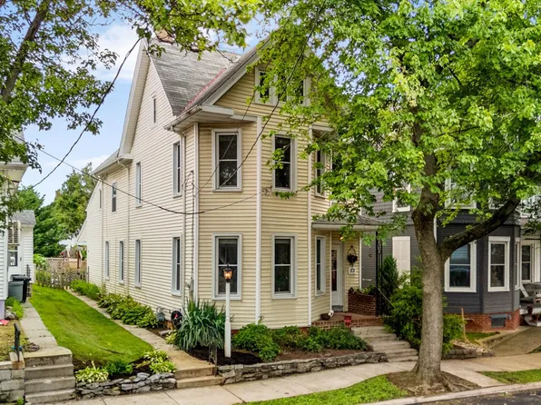 53 Front St, Lititz, PA 17543