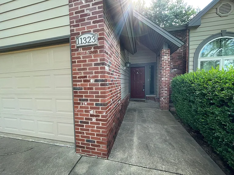 11323 S Ash St — Photo 2