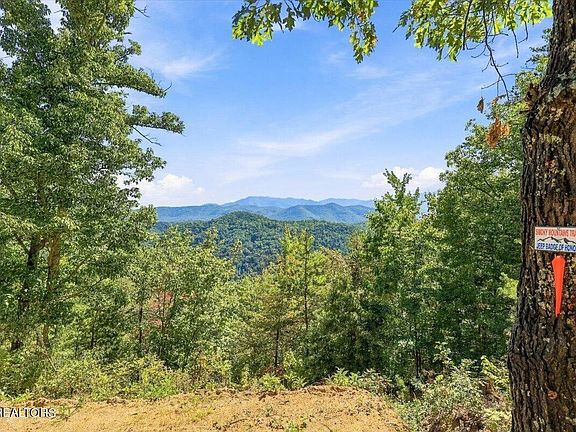 5th image of 462 Middle Creek Rd