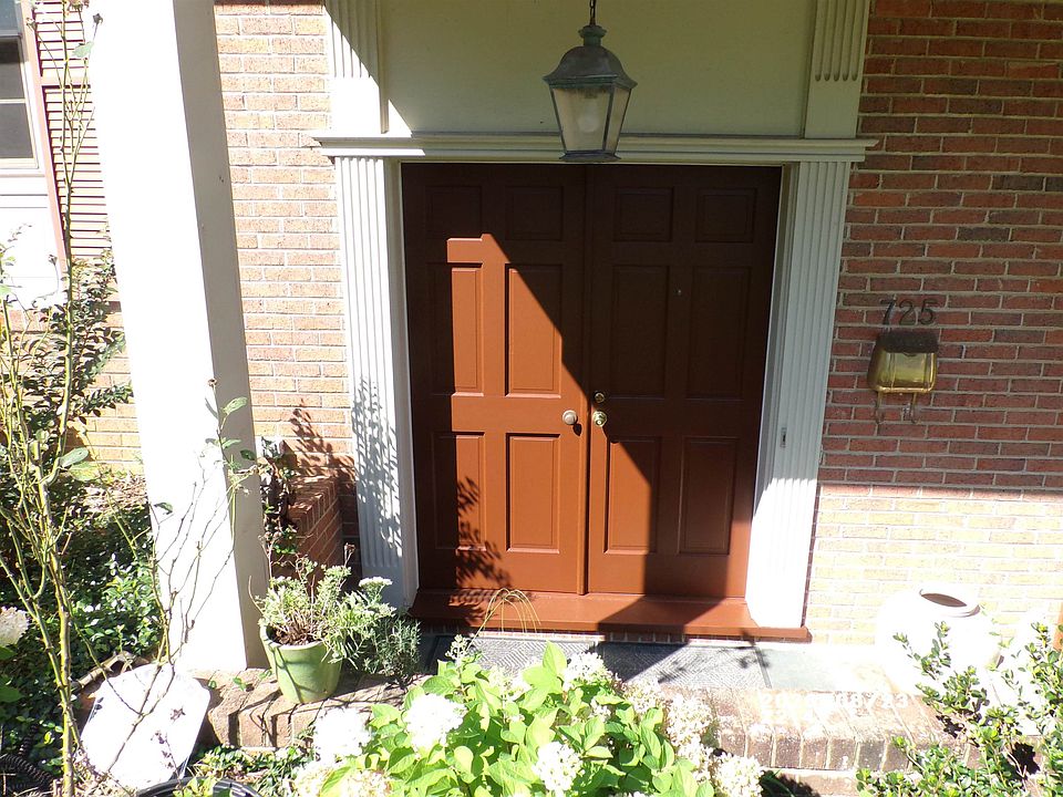 2nd image of 725 Ridgewood Rd