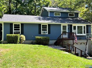 4 Ridge Rd E, Highland Lakes, NJ 07422