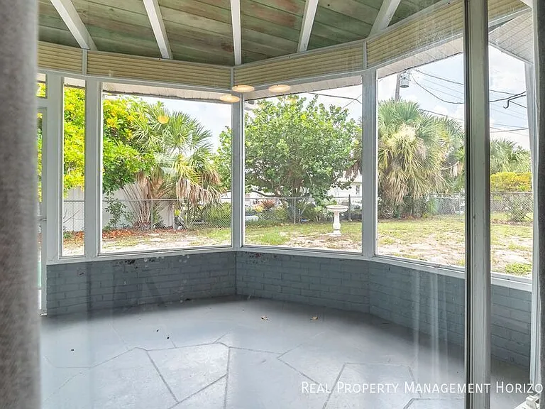 535 Oxford Dr — Photo 10